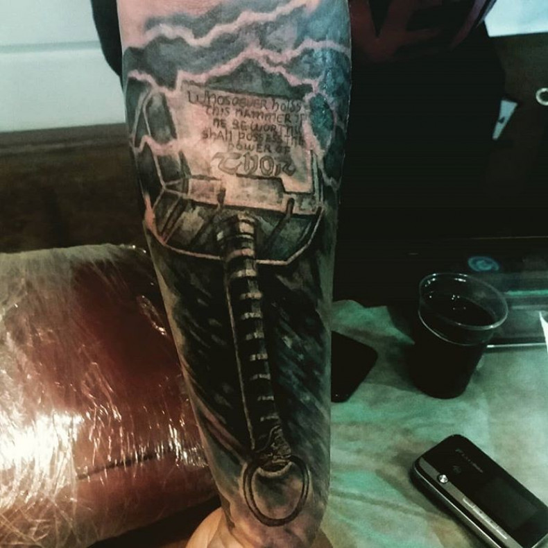 Męski na ramieniu czarny szary, photo - Tatuażysta Barb Tattoo