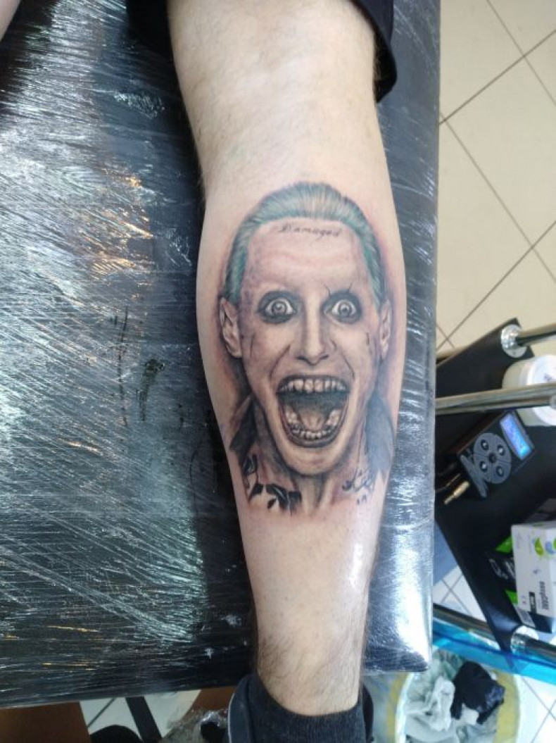 Męski żartowniś na nodze, photo - Tatuażysta Barb Tattoo