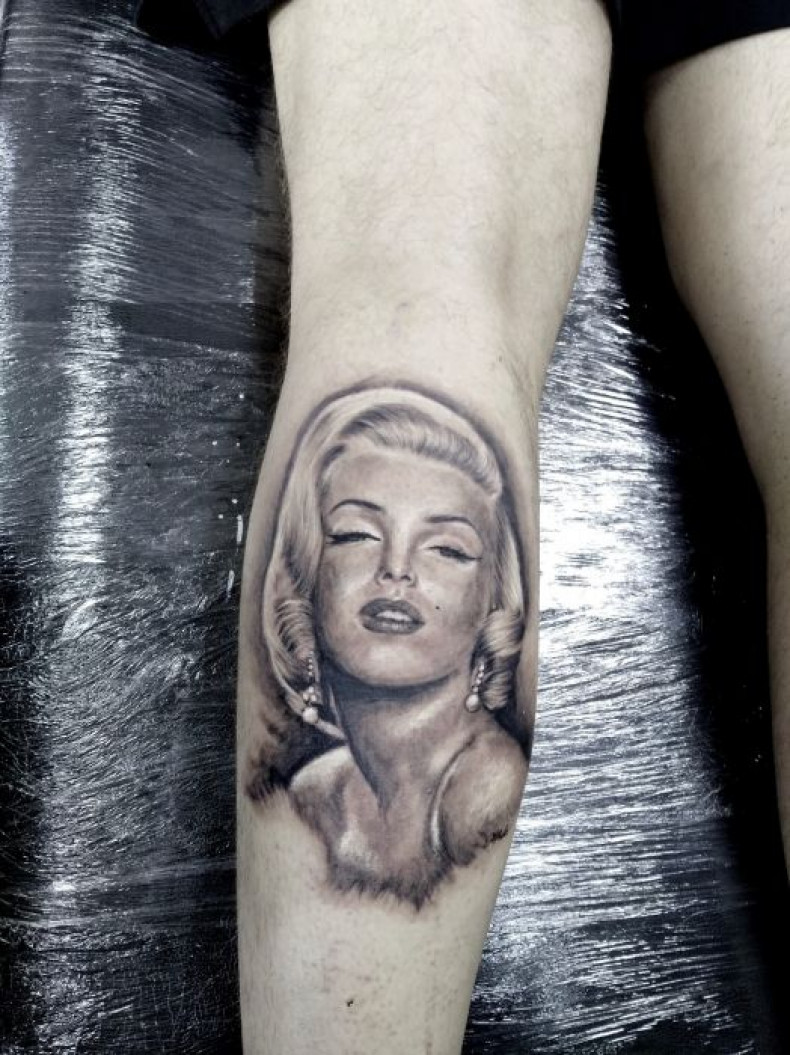 Men black and grey Marilyn Monroe, photo - Tattoo Master Barb Tattoo