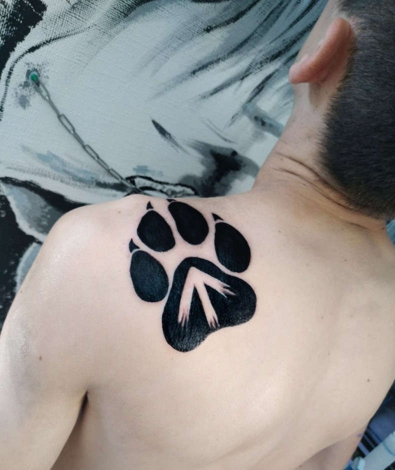 Męski blackwork na lopatce, photo - Tatuażysta Barb Tattoo