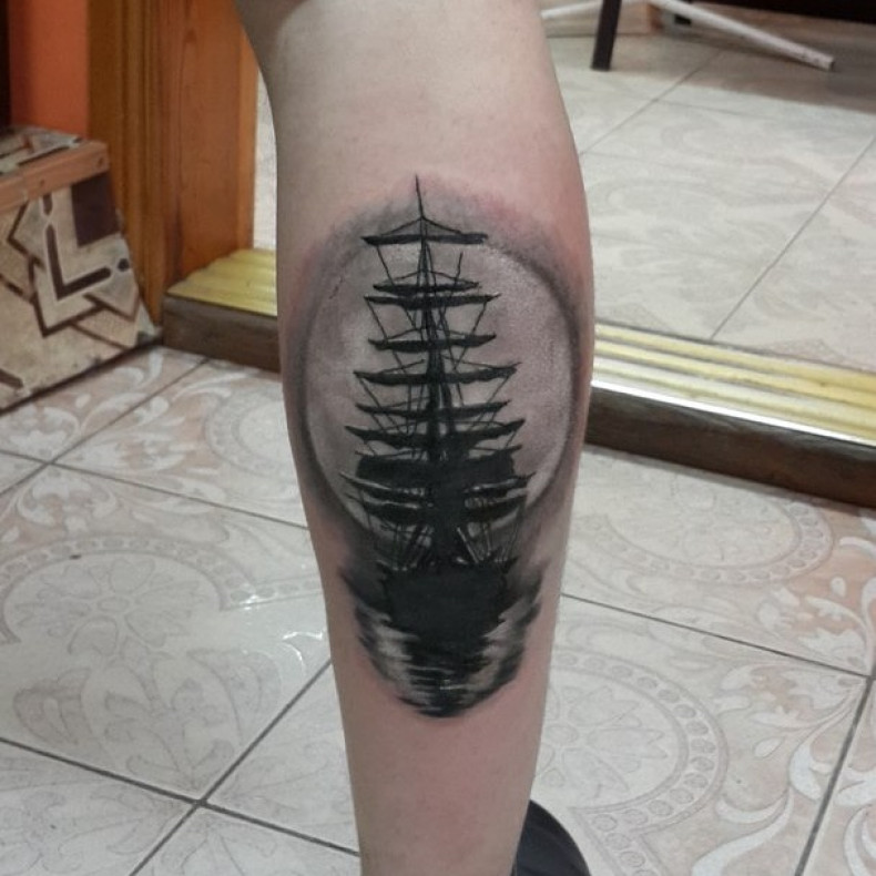 Męski czarny szary statek, photo - Tatuażysta Barb Tattoo