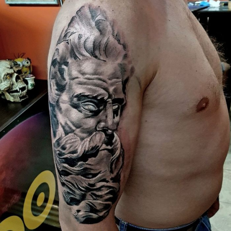 Męski na ramieniu czarny szary, photo - Tatuażysta Barb Tattoo