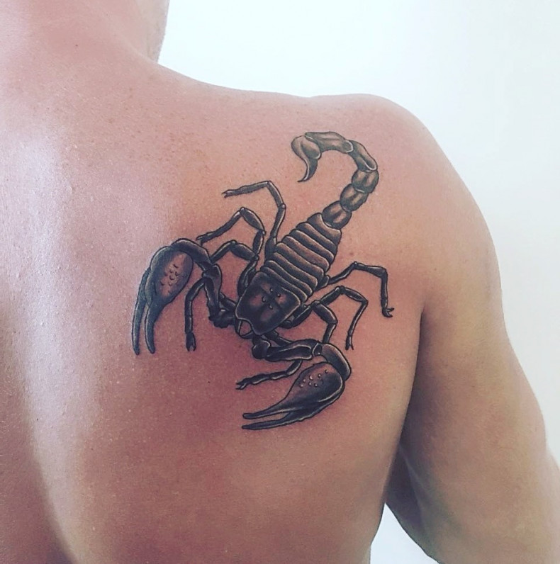 Męski czarny szary na lopatce, photo - Tatuażysta Barb Tattoo