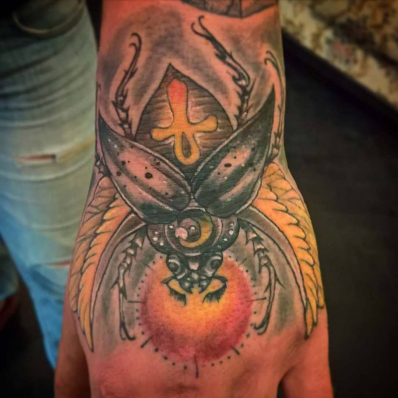 Męski zuk na dłoni, photo - Tatuażysta Barb Tattoo