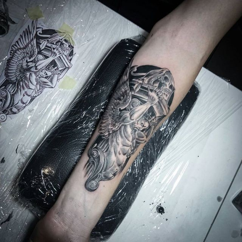 Men black and grey wings, photo - Tattoo Master Barb Tattoo