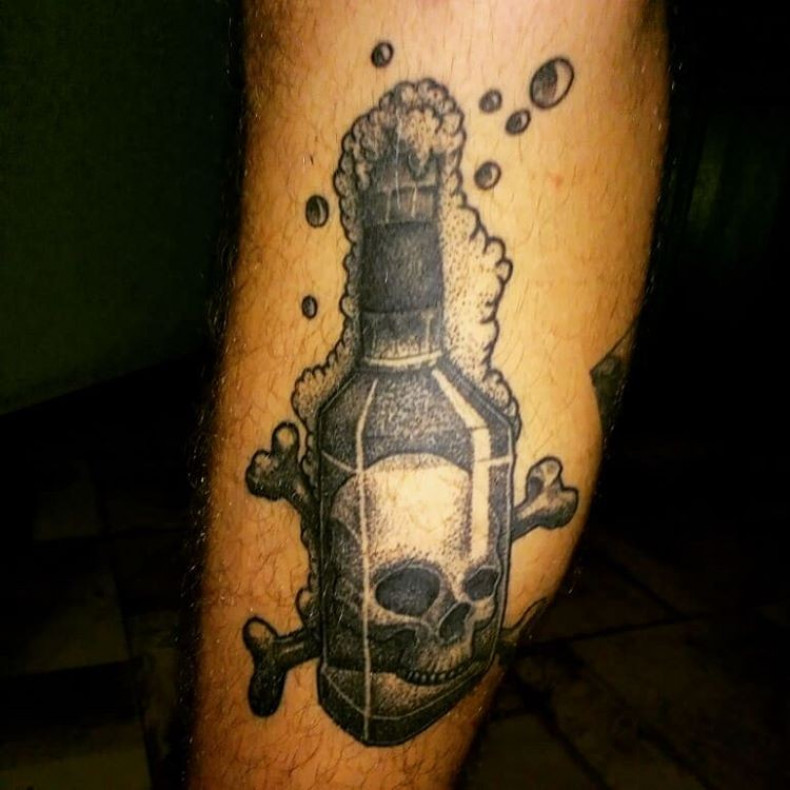 Men bottle whip shading, photo - Tattoo Master Barb Tattoo