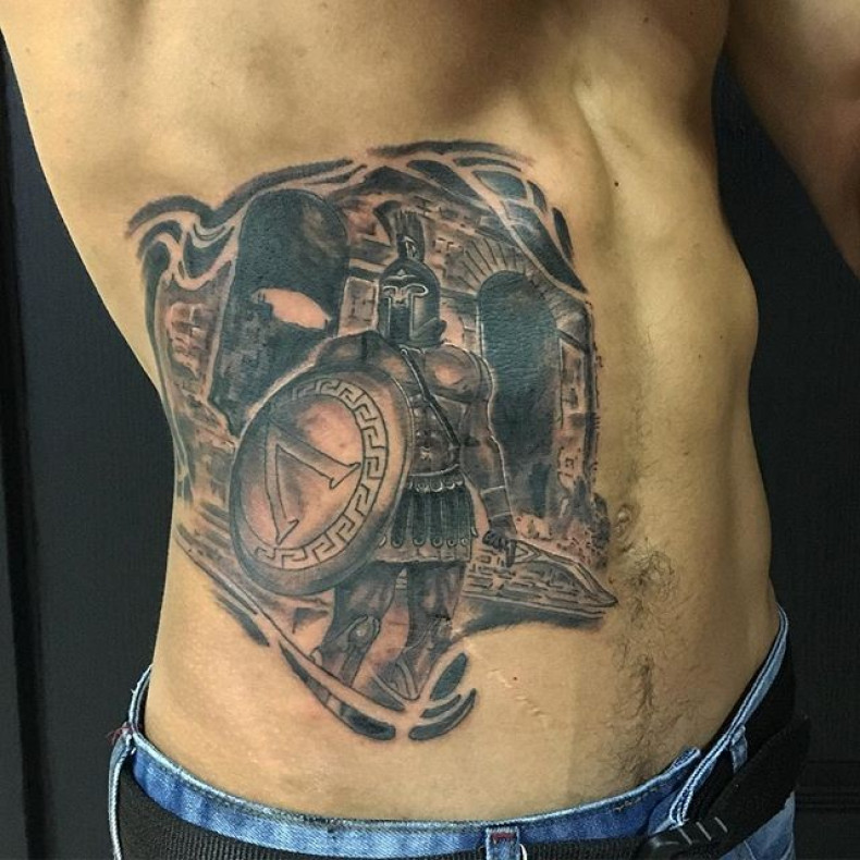 Męski czarny szary na żebrach, photo - Tatuażysta Barb Tattoo