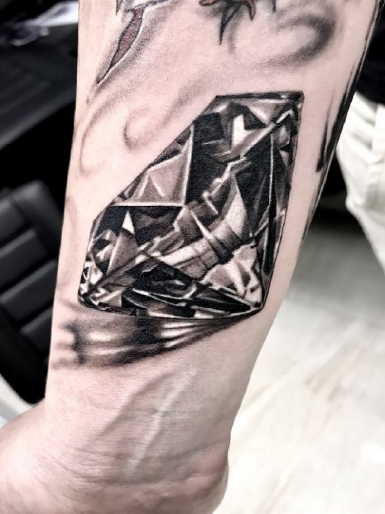 Męski diament na przedramieniu, photo - Tatuażysta Barb Tattoo