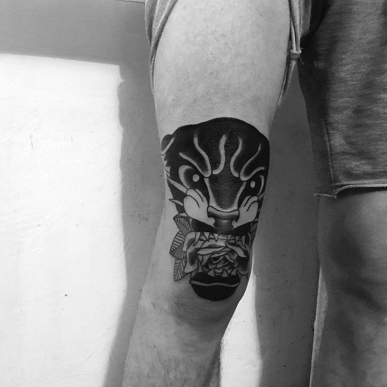 Męski na kolanie nodze, photo - Tatuażysta Barb Tattoo