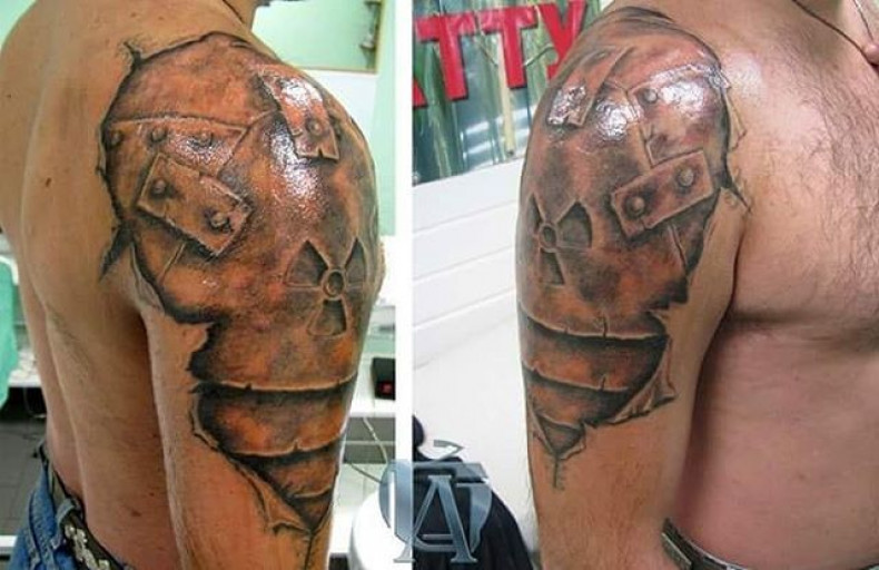 Men biomechanical shoulder, photo - Tattoo Master Barb Tattoo