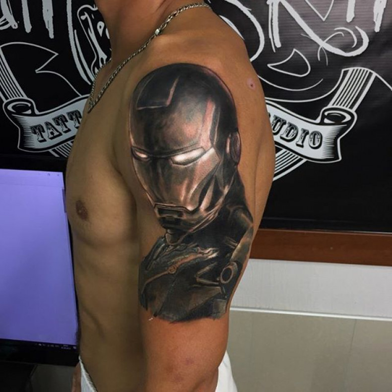 Męski marvel na ramieniu, photo - Tatuażysta Barb Tattoo