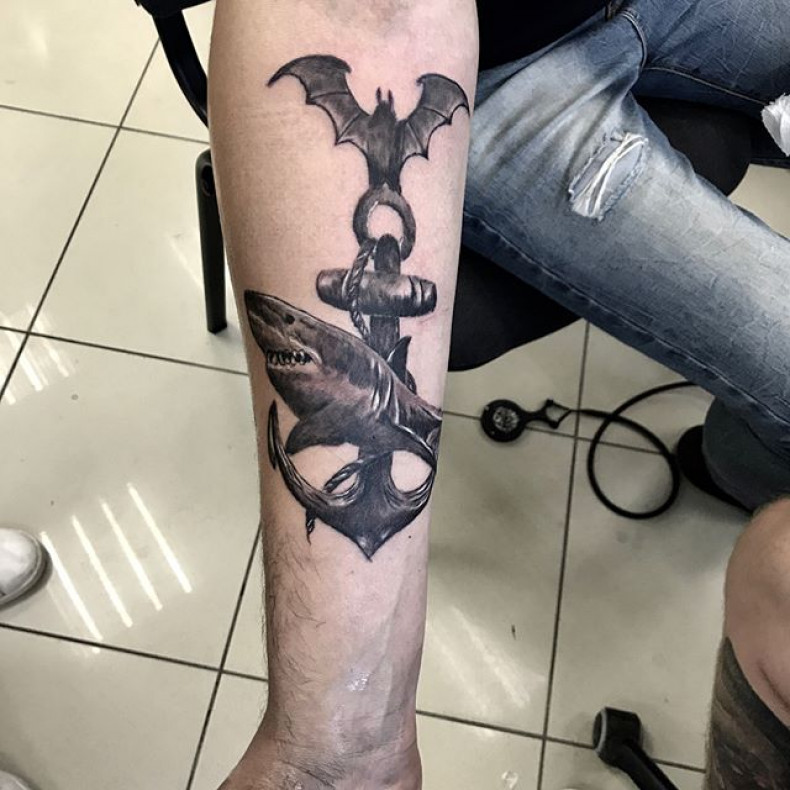 Męski czarny szary rekin, photo - Tatuażysta Barb Tattoo