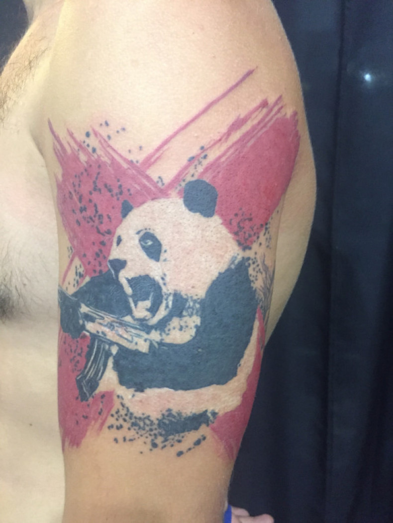 Męski na ramieniu panda, photo - Tatuażysta Barb Tattoo