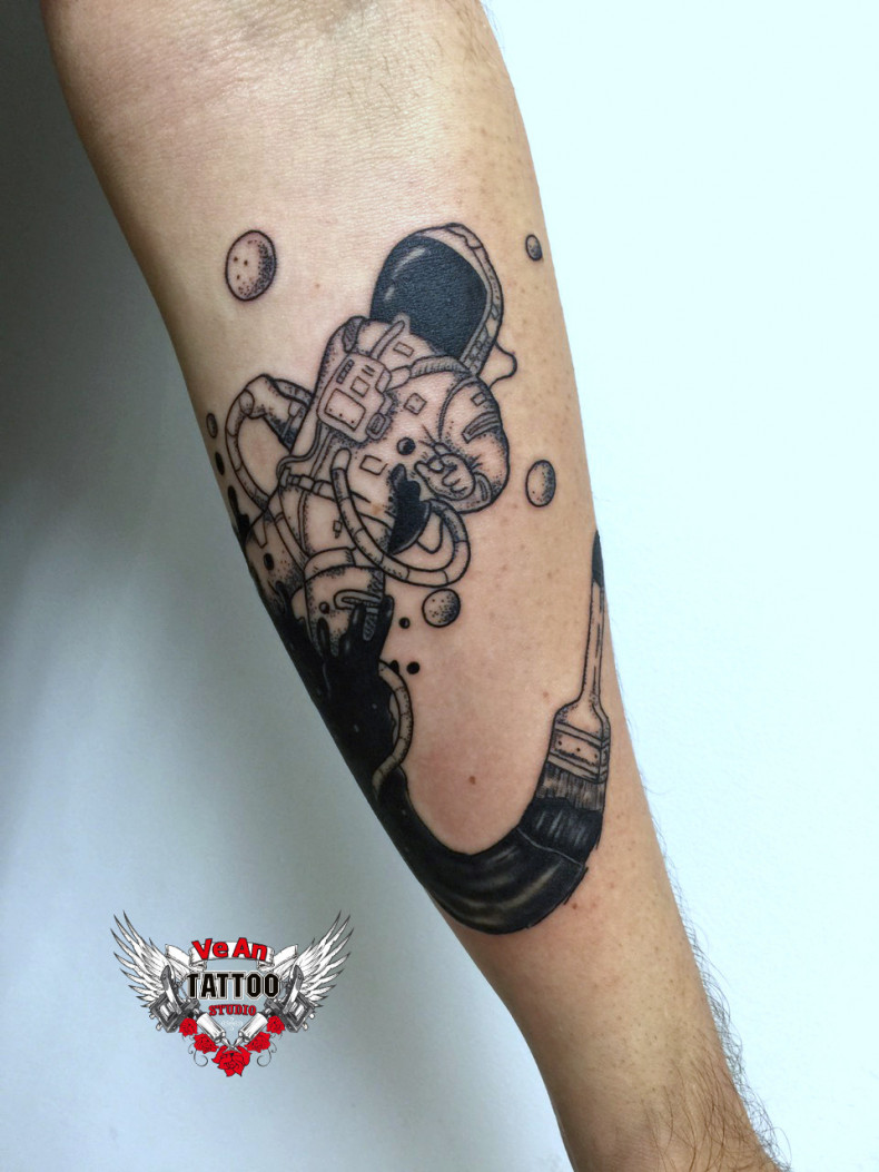 Men an astronaut whip shading, photo - Tattoo Master Barb Tattoo