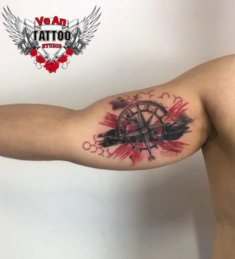 Męski na ramieniu kompas, photo - Tatuażysta Barb Tattoo