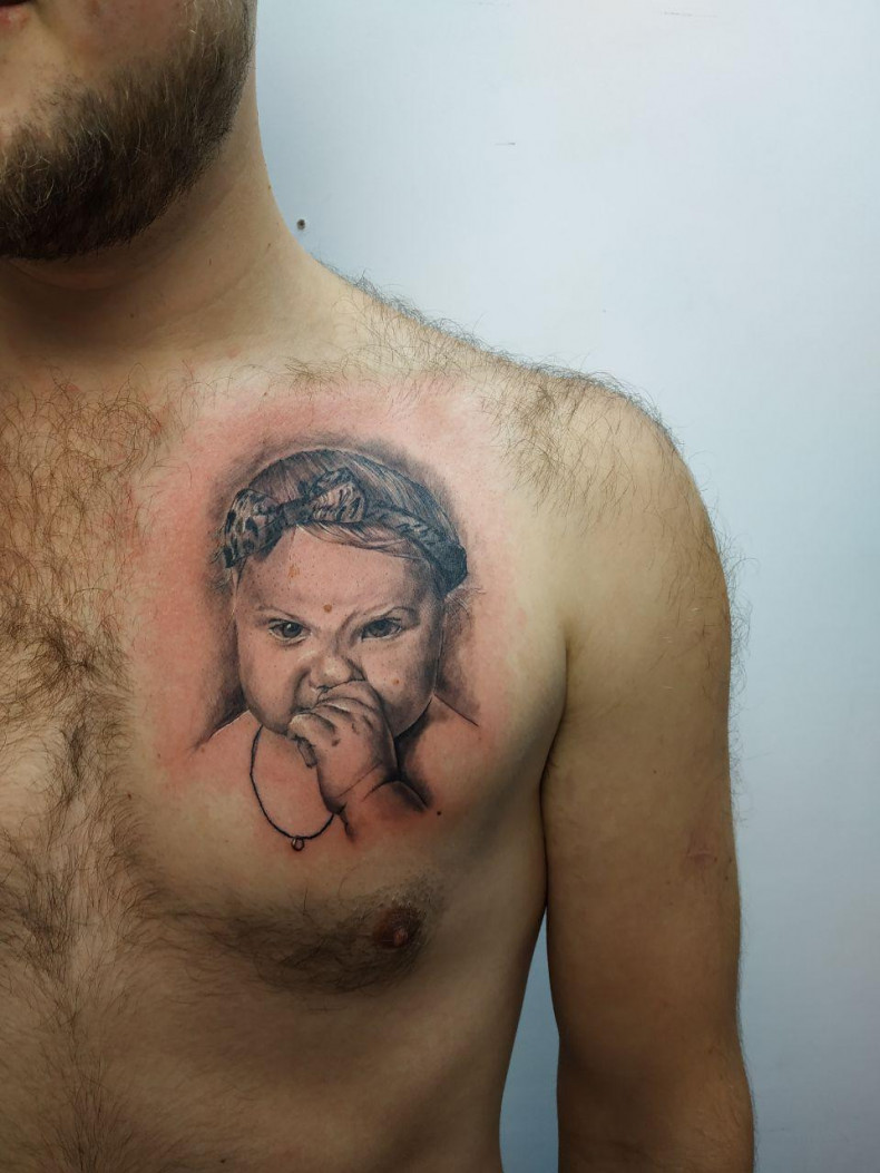 Männer schwarzgrau Brust, photo - Tattoo-Meister Barb Tattoo