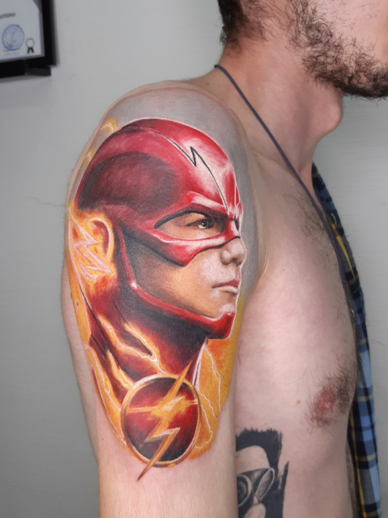 Męski marvel na ramieniu, photo - Tatuażysta Barb Tattoo