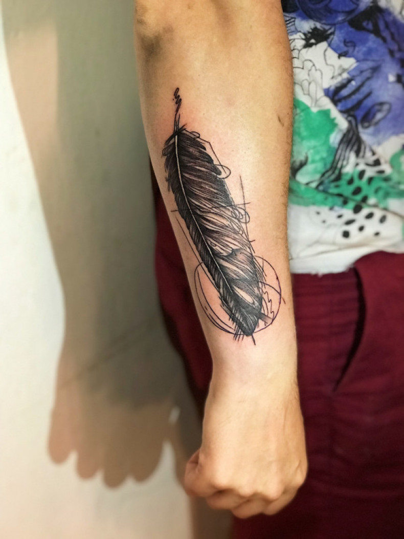 Męski na przedramieniu pióro, photo - Tatuażysta Barb Tattoo