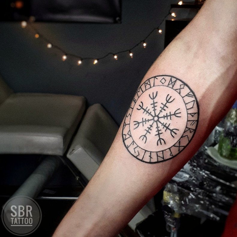 Мужские агисхьяльм круг, photo - Тату мастер Barb Tattoo