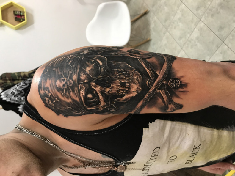 Men black and grey shoulder, photo - Tattoo Master Barb Tattoo