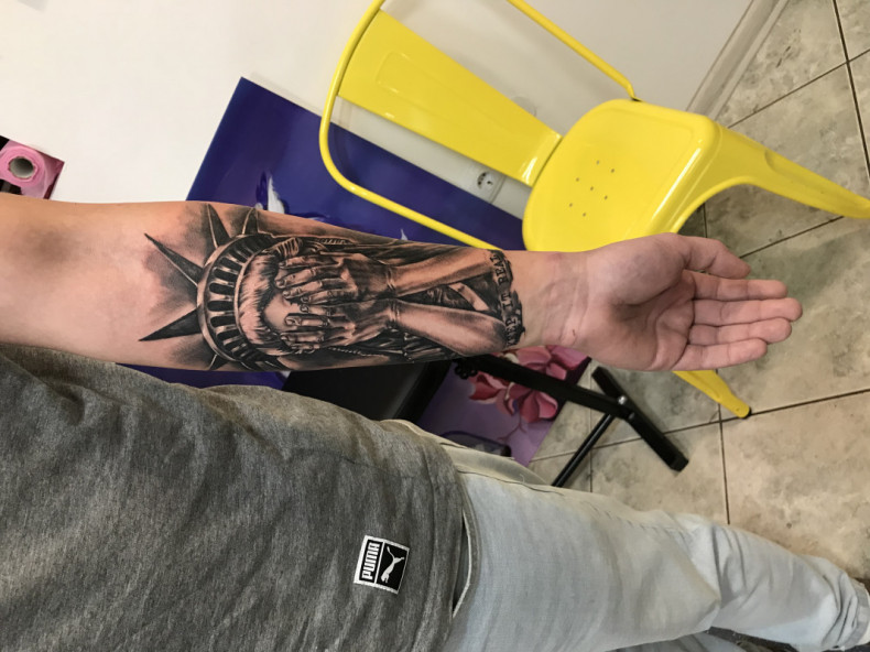 Męski czarny szary na przedramieniu, photo - Tatuażysta Barb Tattoo