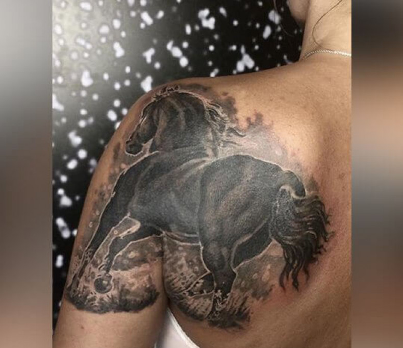 Męski koń na lopatce, photo - Tatuażysta Barb Tattoo