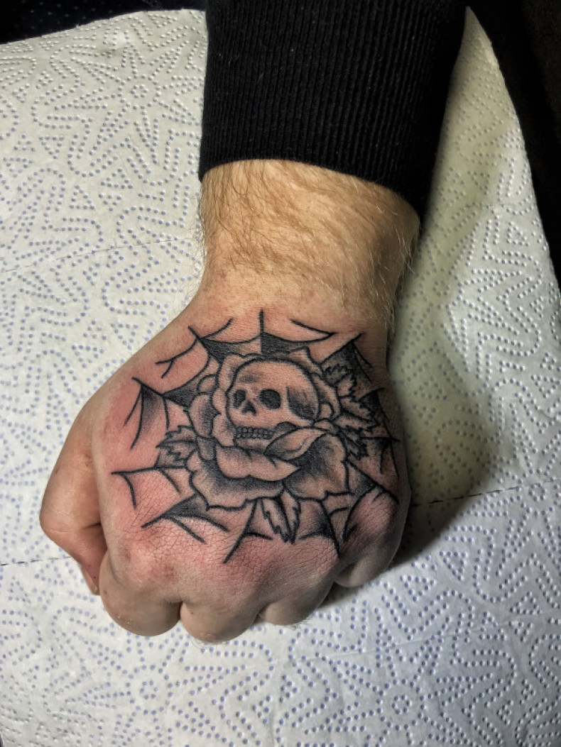 Męski whip shading na dłoni, photo - Tatuażysta Barb Tattoo