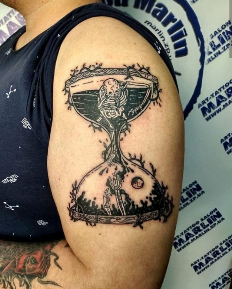 Men shoulder hourglass, photo - Tattoo Master Barb Tattoo