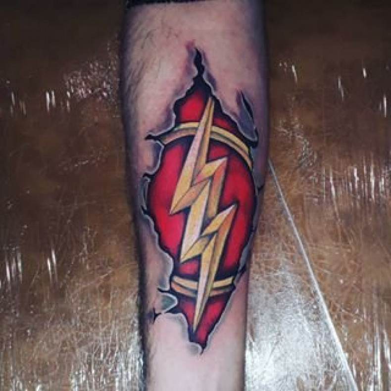 Męski błyskawica na nadgarstku, photo - Tatuażysta Barb Tattoo