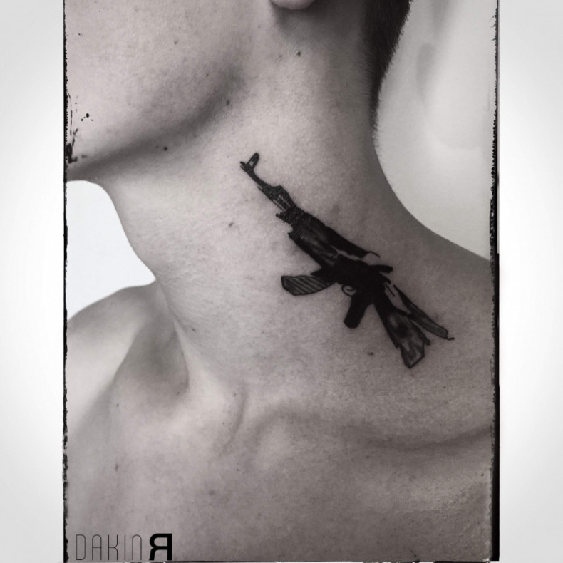 Men rifle neck, photo - Tattoo Master Barb Tattoo