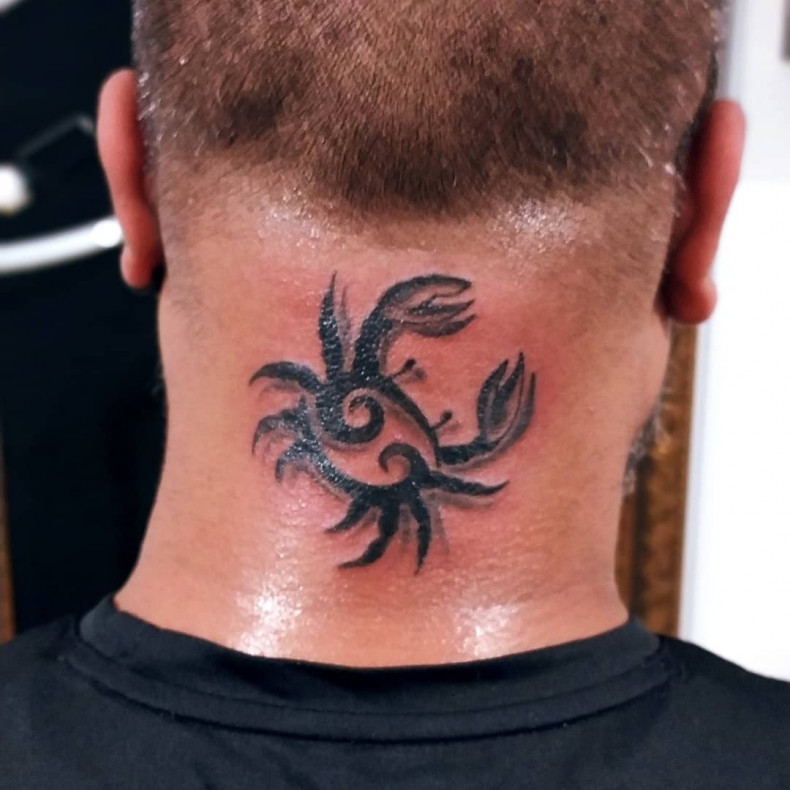 Męski znak zodiaku na szyi, photo - Tatuażysta Barb Tattoo