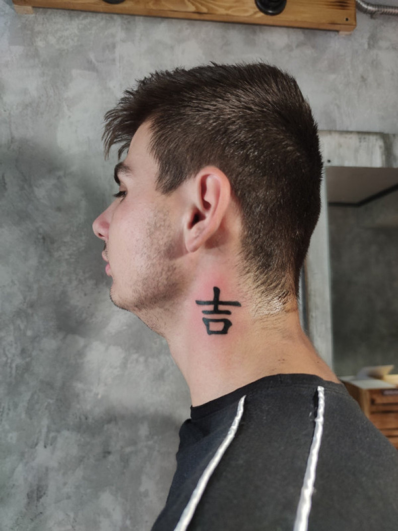 Мужские иероглифы на шее, photo - Тату мастер Barb Tattoo