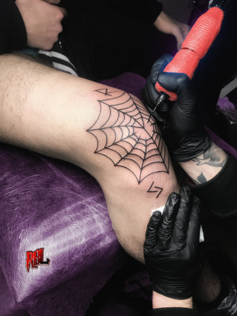 Men knee spider web, photo - Tattoo Master Barb Tattoo