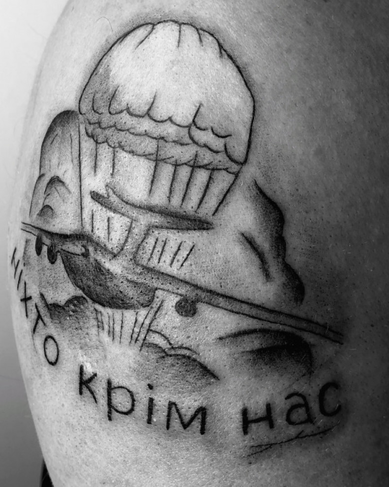 Męski napis patriotyczny, photo - Tatuażysta Barb Tattoo