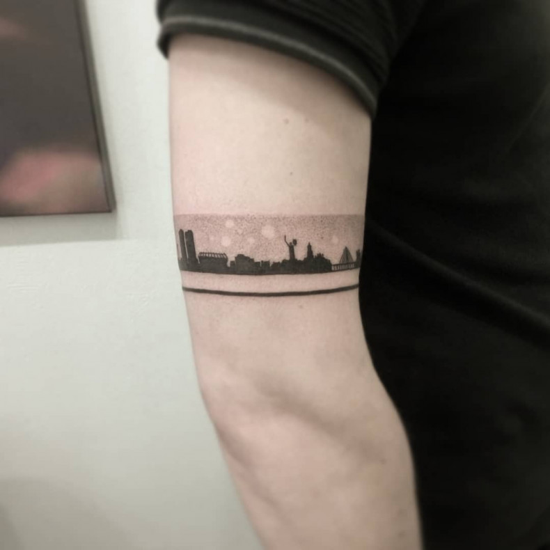 Mini pasek na ramieniu, photo - Tatuażysta Barb Tattoo