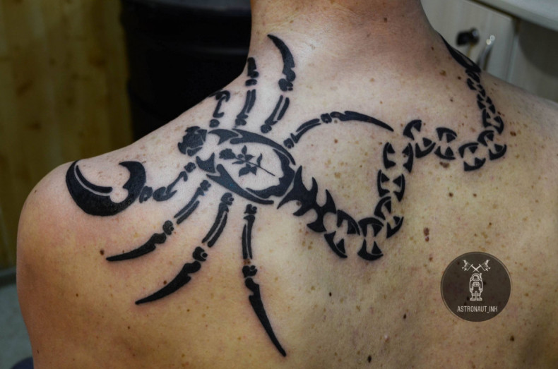 Men shoulder blade back, photo - Tattoo Master Barb Tattoo