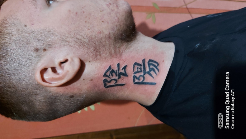 Męski hieroglify na szyi, photo - Tatuażysta Barb Tattoo