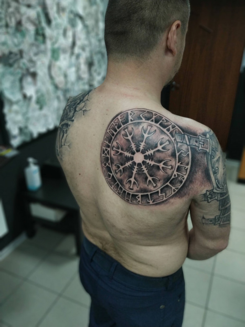 Мужские блэк энд грей круг, photo - Тату мастер Barb Tattoo