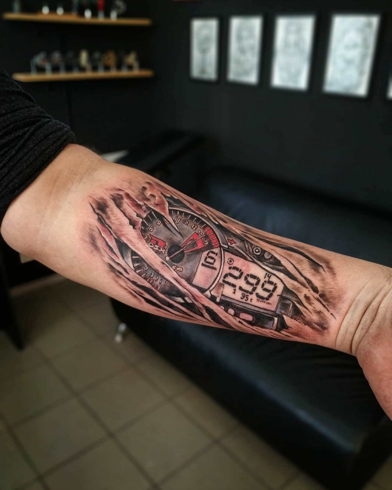 Męski biomechanika na przedramieniu, photo - Tatuażysta Barb Tattoo