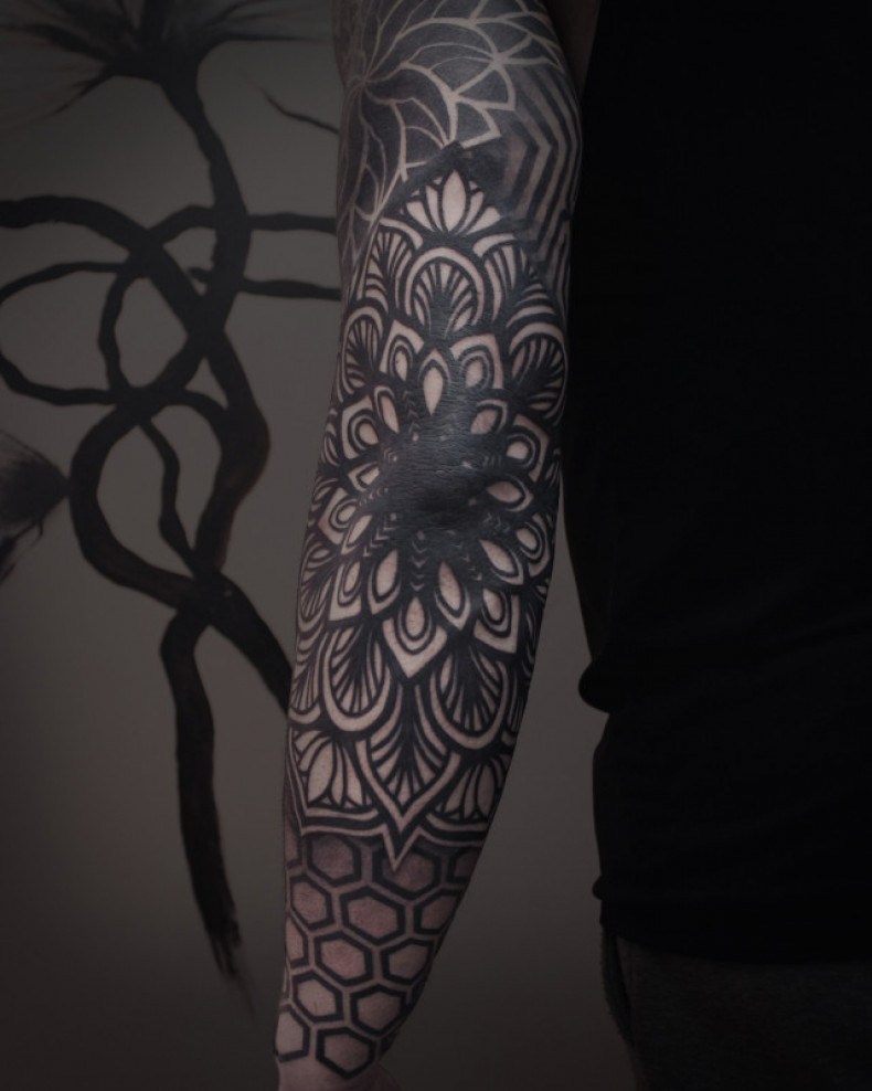 Männer blackwork mandala, photo - Tattoo-Meister Barb Tattoo