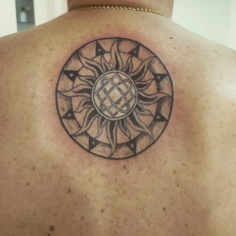 Męski koło na plecach, photo - Tatuażysta Barb Tattoo