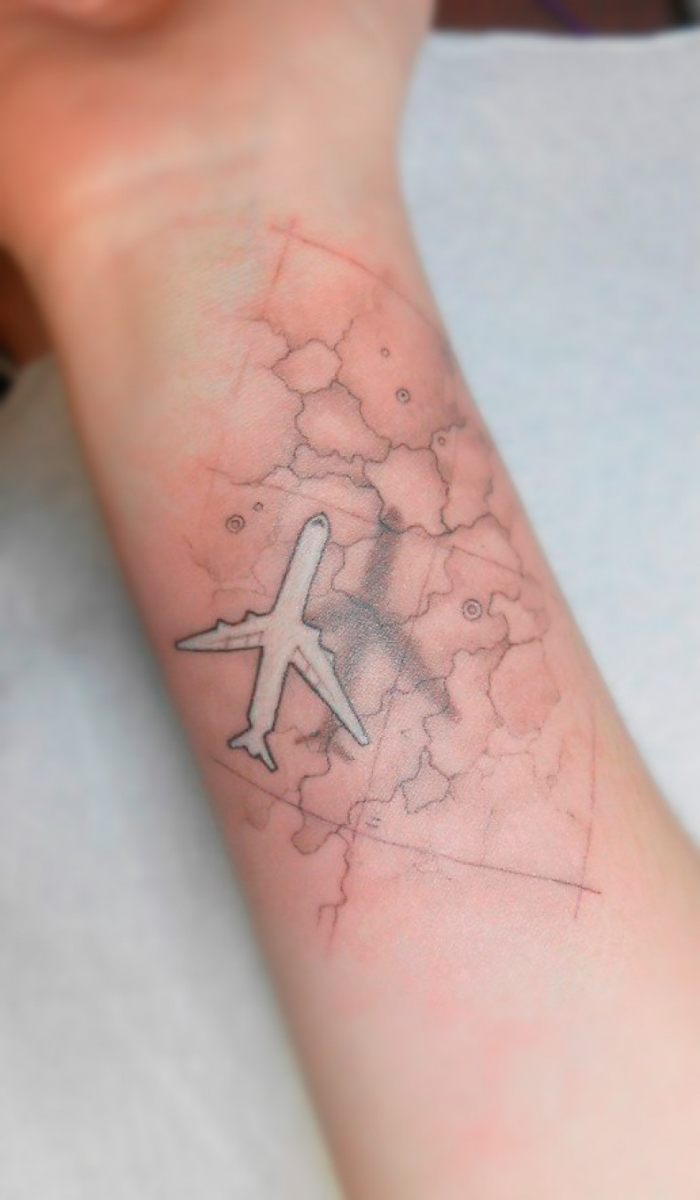 Tattoo airplane over the map, photo - Tattoo Master Barb Tattoo