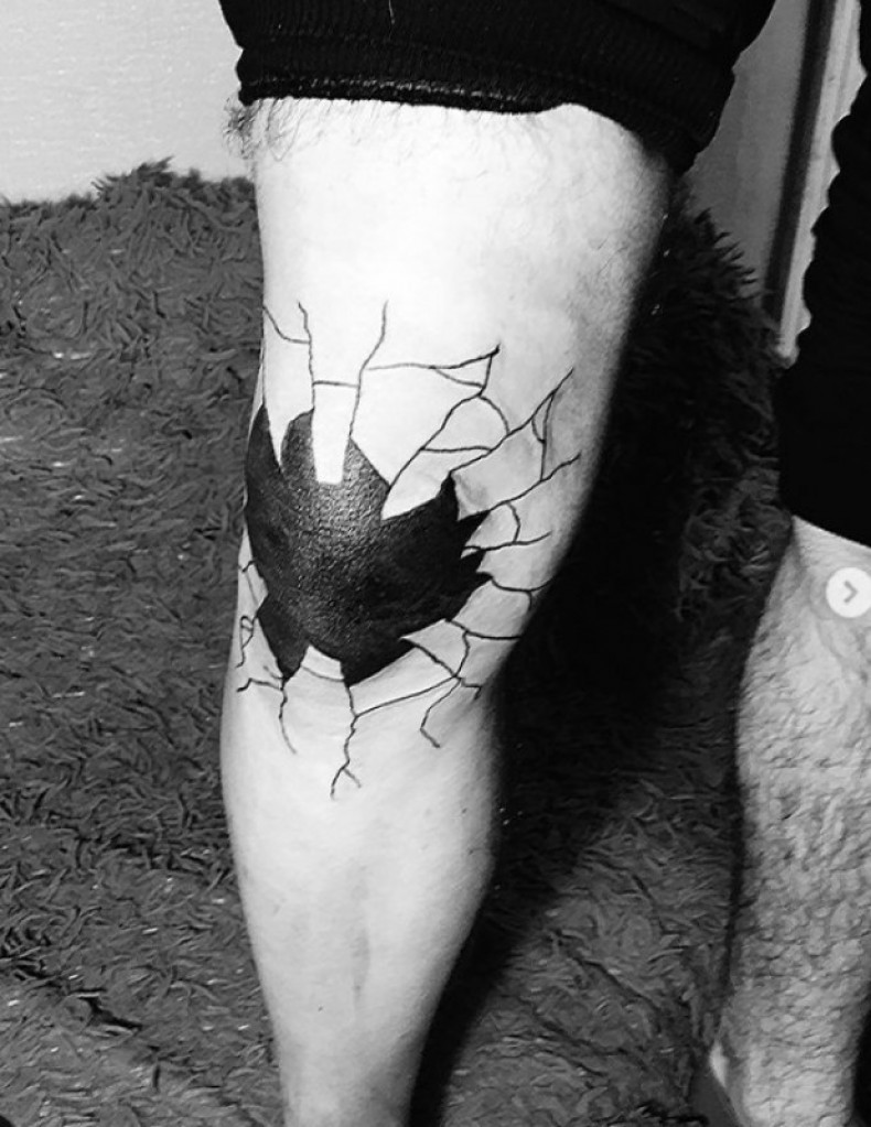 Men blackwork knee, photo - Tattoo Master Barb Tattoo