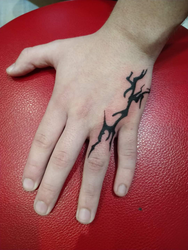 Men lightning hand, photo - Tattoo Master Barb Tattoo