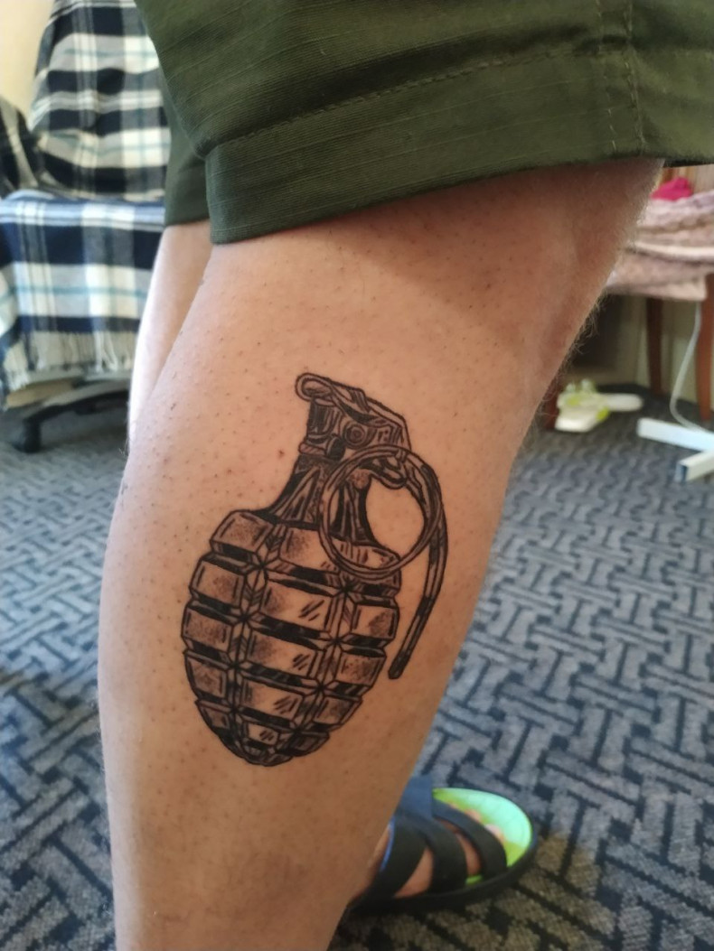 Męski wojskowy granat, photo - Tatuażysta Barb Tattoo