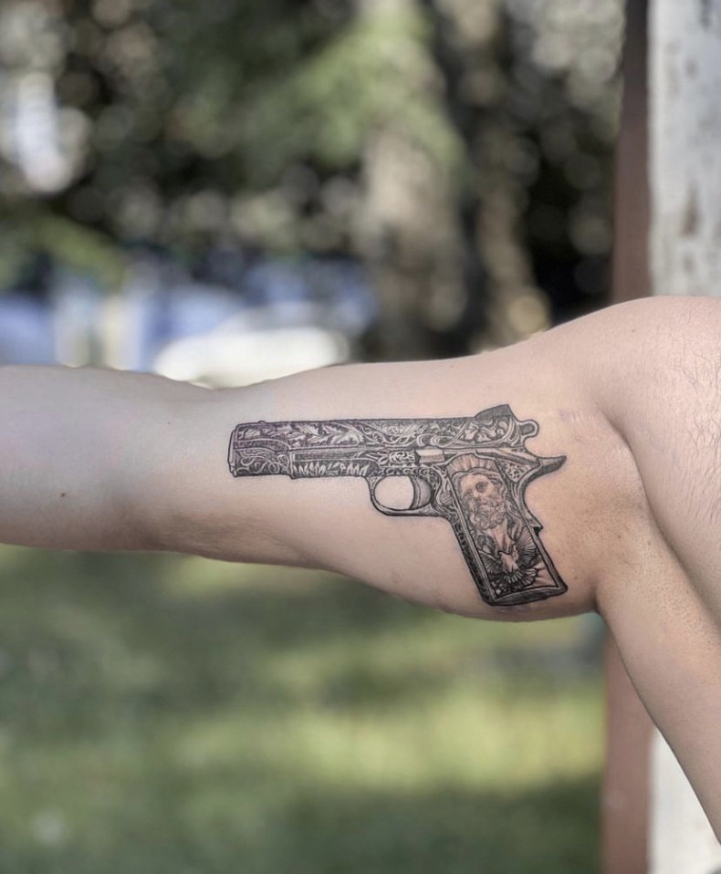 Męski biceps pistolet, photo - Tatuażysta Barb Tattoo