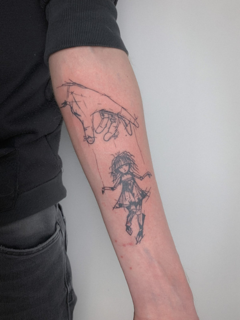 Męski lalkarz na przedramieniu, photo - Tatuażysta Barb Tattoo