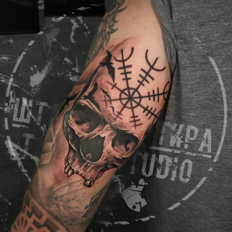 Męski na ramieniu agiszjalm, photo - Tatuażysta Barb Tattoo