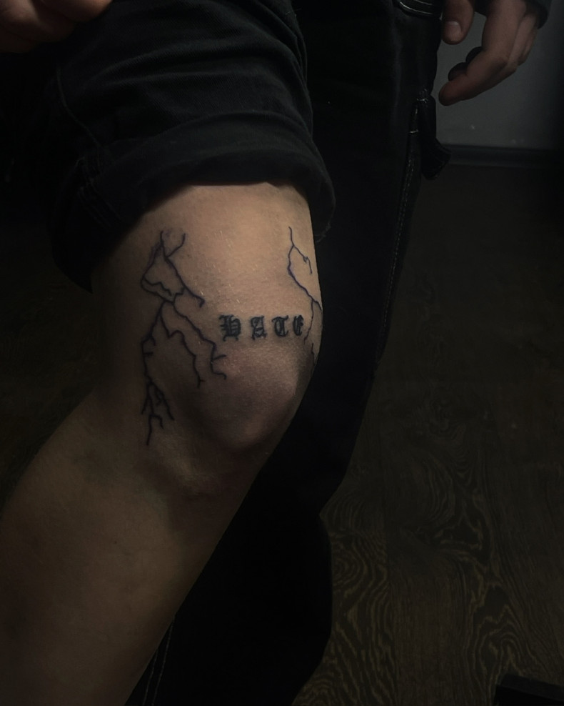 Męski błyskawica na kolanie, photo - Tatuażysta Barb Tattoo