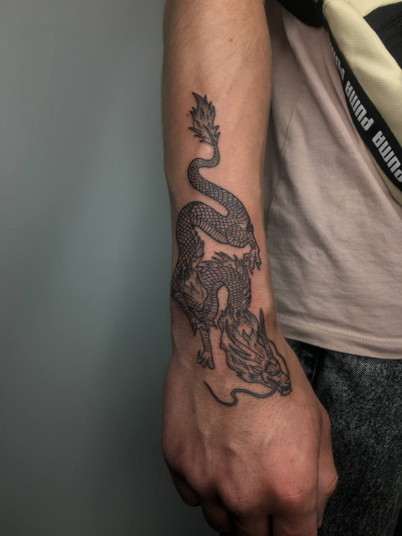 Męski na ramieniu smok, photo - Tatuażysta Barb Tattoo